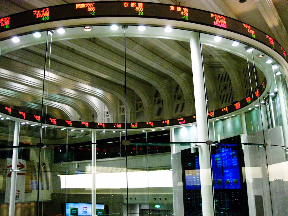 Layar perdagangan saham di lantai bursa efek yang menampilkan data pasar real-time.