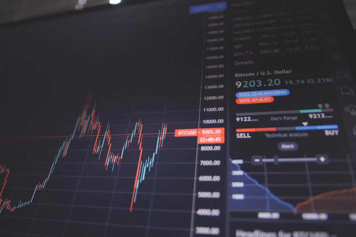 Layar perdagangan di Bursa Efek Indonesia menampilkan pergerakan indeks saham dan nilai tukar rupiah yang menguat.